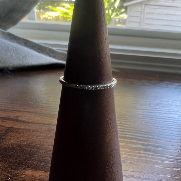 10k White Gold Diamond pave ring. - Picture 8 of 9